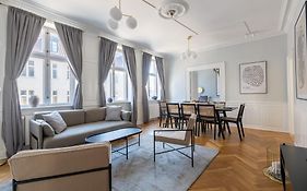 Large Flat With Canal View In Central Cph City